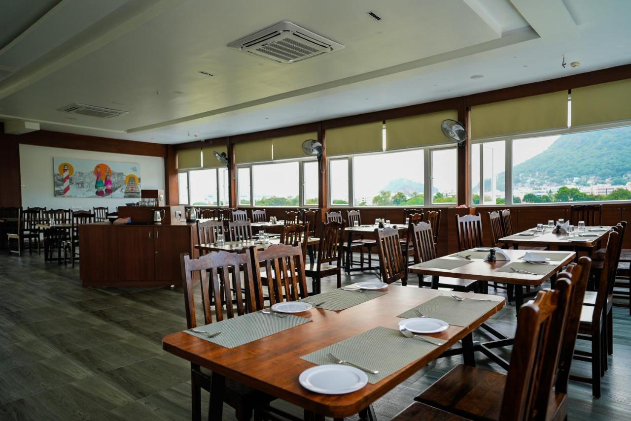 Hotel Sunrise Hospitality Vijayawāda Extérieur photo