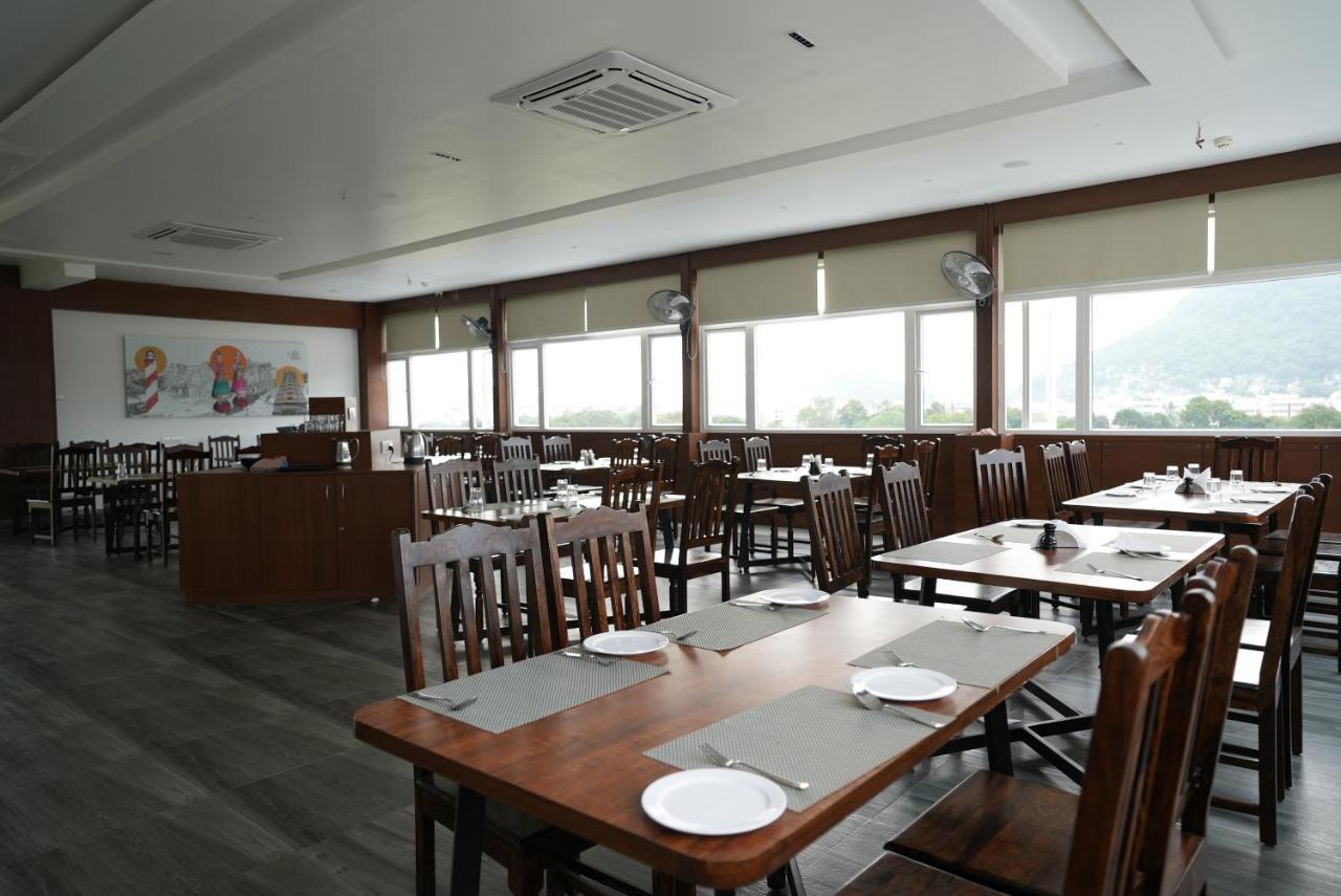 Hotel Sunrise Hospitality Vijayawāda Extérieur photo